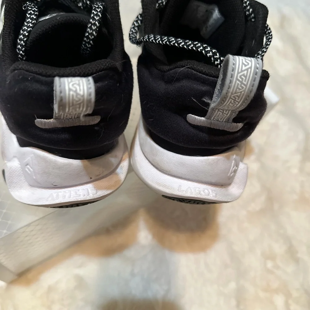 NIKE• Giannis Antetokounmpo Black and White Basketball Sneakers•9